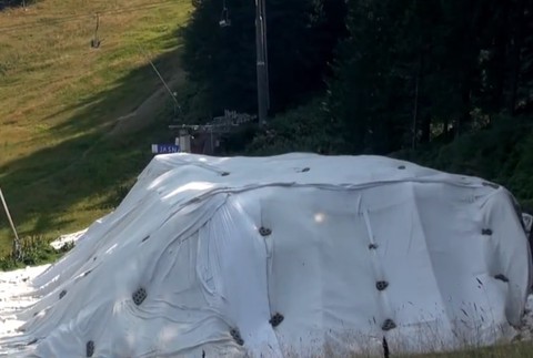 sneh odložili pod plachtu