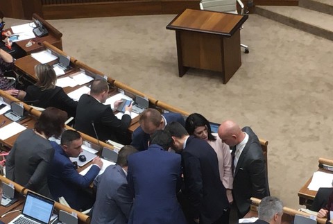 Na podnet Roberta Fica preložili všetky poslanecké návrhy na ďalšie zasadnutie