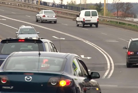 Policajti zastavili šoféra bez vodičského preukazu. Tvrdí, že je závislý na šoférovaní