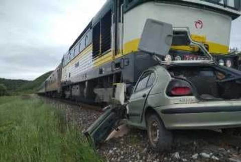 Nehoda na železničnom priecestí. Vlak zošrotoval osobný automobil
