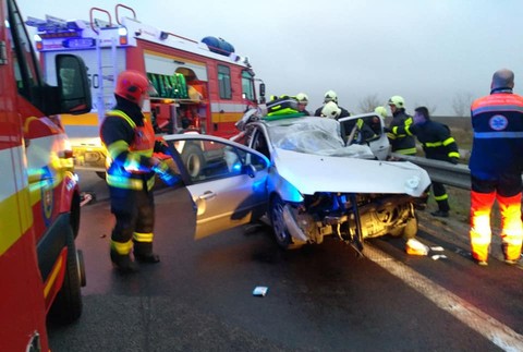 Nehoda na R1. Zrazilo sa nákladné auto s dvomi osobnými