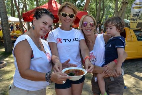 Janka Mečiarová, Drahu Dobrovicsová, Nora Hamar Ducká so synčekom a ich pochúťka