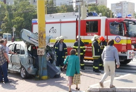 hasici zachranari, krizovatka, auto v stlpe, havaria