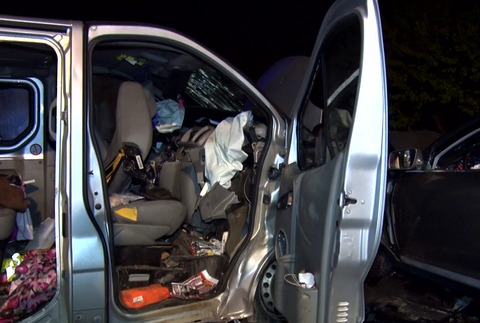 Čelná zrážka osobného auta a dodávky