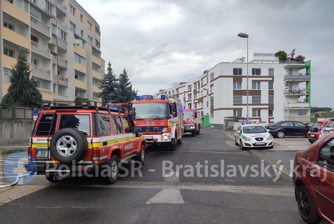 V Karlovej Vsi horel byt