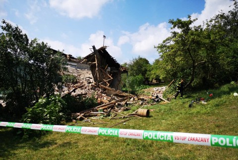 Na strednom Slovensku sa zrútil dom. Hasiči prehľadávajú sutiny