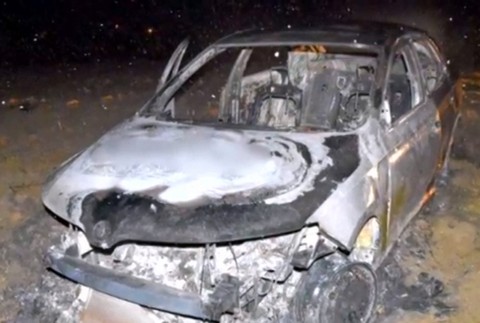 Taxikárovi išlo o život. Zbitého ho nechali ležať v snehu a podpálili mu auto