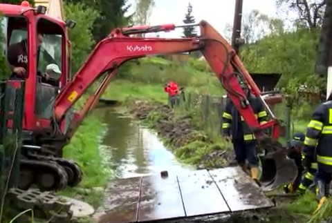 Masívny vietor lámal stromy, intenzívny dážď spôsobil problémy mnohým Slovákom.