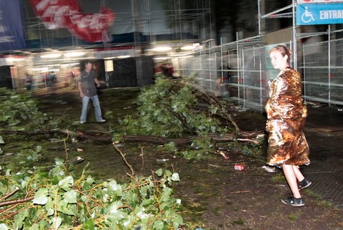 Belgicko_spadnutá tribúna_5 mŕtvych_mladí