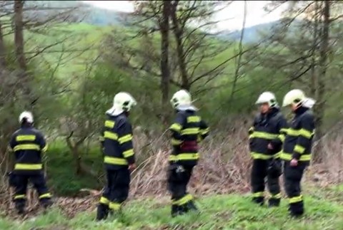 Alkohol, veľká rýchlosť a dve deti v aute. Nezodpovedný vodič skončil v rieke