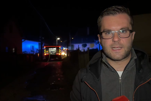 Plamene zachvátili domovú prístavbu. Príčinou požiaru mohlo byť auto