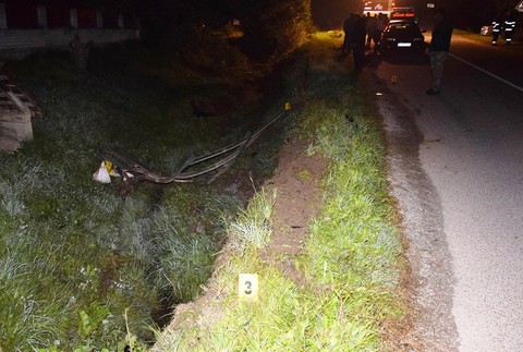 Opitý vodič skončil s autom v koryte potoka. To mu však neprekážalo, pokračoval ďalších 50 metrov