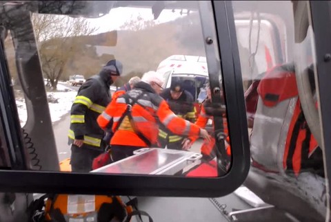 S ťažkými zraneniami uviazol muž v lese. Na mieste zasahoval vrtuľník