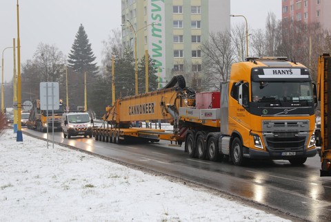 Polícia vyzýva vodičov k opatrnosti: Cez viaceré mestá presúvajú demolačný stroj po búraní bytovky v Prešove