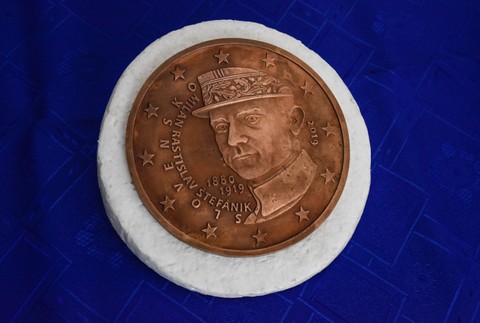 FOTO: K 100. výročiu úmrtia Milana Rastislava Štefánika, v Košariskách predávali vzácne mince