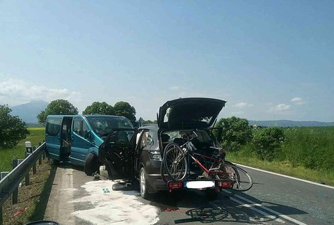 Vážna nehoda áut si vyžiadala 7 zranených, medzi nimi aj deti. Na mieste zasahuje vrtuľník