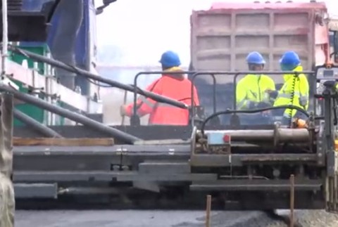 Poslanci chcú preveriť vážne podozrenia o odpade, ktorý doviezli pod výstavbu obchvatu. Odpad vraj môže byť kontaminovaný