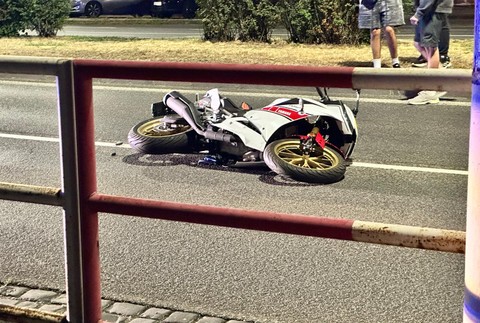 Motorkárka vrazila do stĺpa