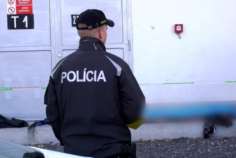 [multi] Pri obchodnom dome v Banskej Bystrici našli telo muža. Polícia zisťuje ako zomrel 777