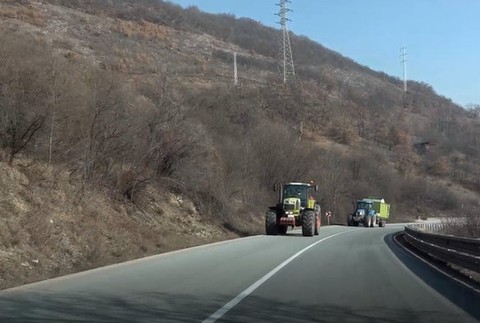 Farmári opäť začali protestnú jazdu na traktoroch. Smerujú do Bratislavy