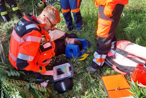 Na D2 došlo k smrteľnej nehode. Auto skončilo mimo cesty 
