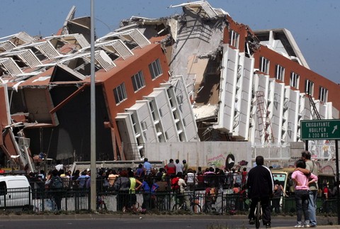 Obyvatelia sledujú zrútené budovy v čilskom meste Concepcion