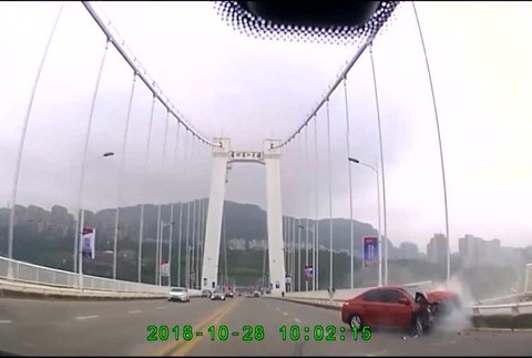 Autobus spadol z mosta do rieky. Cestujúca sa pohádala so šoférom4526