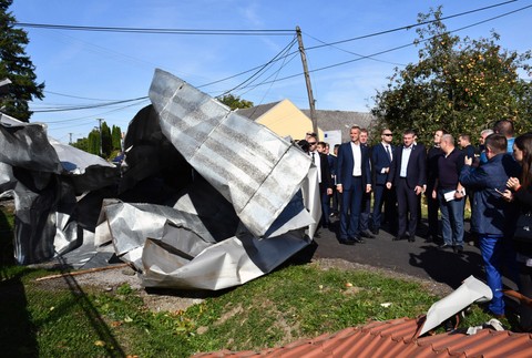 Vláda mimoriadne presunula rokovanie do Lekároviec. Po veternej smršti obci pomôže
