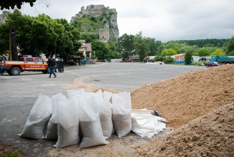 Devín zaplavená cesta auto voda ľudia vrecia