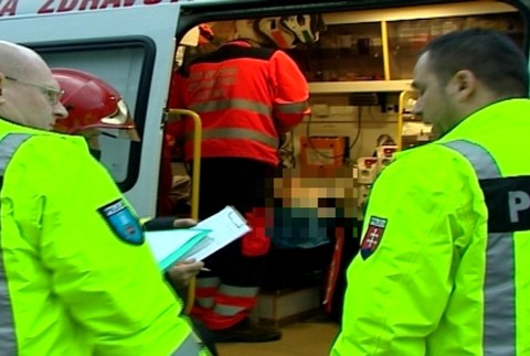 Ranený v sanitke, policajti a záchranári