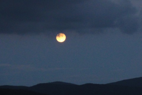 13.8.2013 som fotil vychádzajúci mesiac nad Považským Inovcom. V sérii 8 fotografii som náhodou objavil niečo čo si neviem vysvetliť. Fotka na ktorej je tmavý objekt pod mesiacom je urobná 30 sekúnd po fotke na ktorej nie je nič a tak isto na fotke uroben