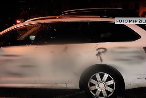  Muž sa prebudil do nepríjemného rána. Jeho auto zdobili viaceré vulgarizmi