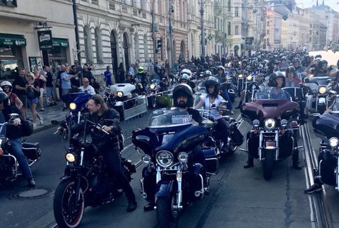 začiatok jazdy motorkárov