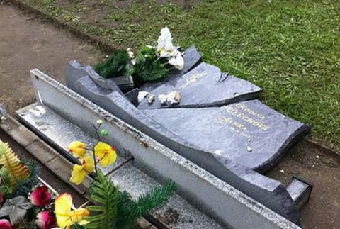 hroby_zničené_Rohožník_neznámi vandali