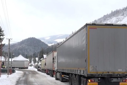 V obci samé kamióny a vystrašení ľudia. Situácia pre uzavretie horského priechodu je vážna