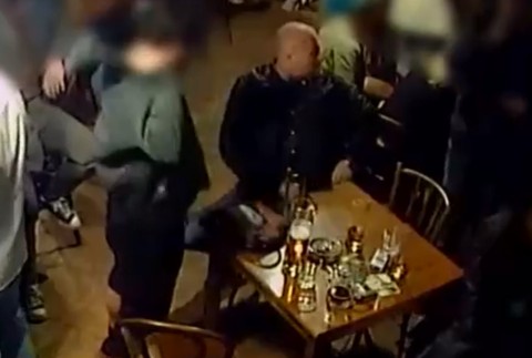 Najprv sa tváril nenápadne a potom odišiel s cudzou kabelkou. Polícia pátra po mužovi