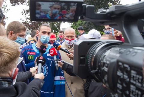 Hokejisti zablokovali úrad vlády. Opatrenia definitívne pochovajú slovenskú ligu, odkazujú vláde 