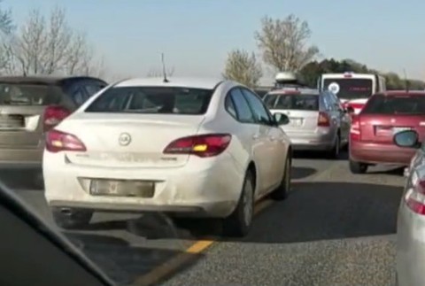 Nerešpektovanie záchranárskej uličky.