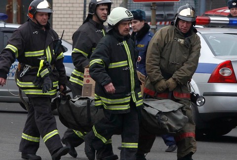 policajti nesu mrtvolu, vybuch ruske metro, moskva
