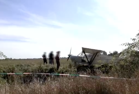 Opustené lietadlo na poli