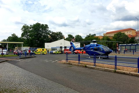 Hrozivá nehoda v Česku: Autobus vrazil do zastávky, nehodu neprežil 8- ročný chlapec