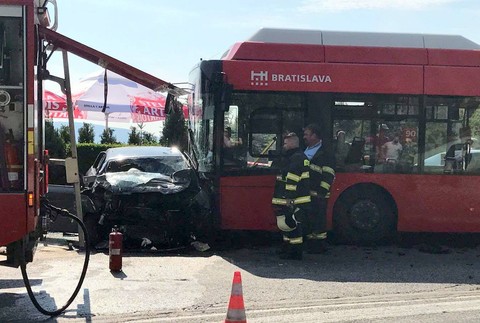 Nehoda autobus auto