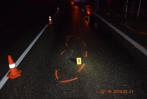 Tragédia na ceste: Vodič autobusu zrazil ženu, ktorá ležala na vozovke