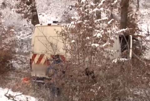 Vodič v dodávke narazil do stromu, privalili ho zemiaky