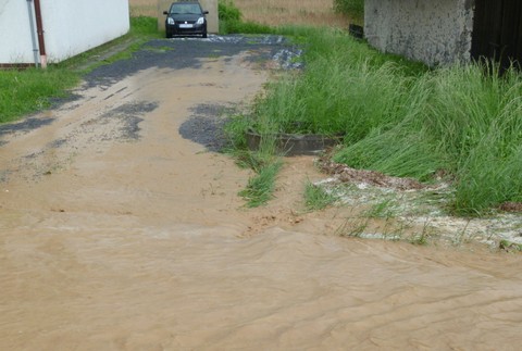 Vígľaš potopa voda cesta ulice