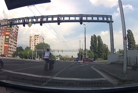 Cyklisti prešli na červenú