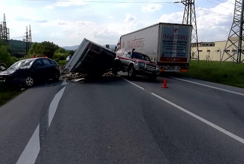 FOTO: Pri vážnej nehode troch áut vo Zvolene lietali triesky11160