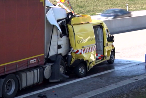 Odstavené vozidlo cestnej hliadky nabral kamión 