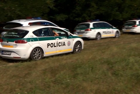 V lesoch na Záhorí objavili miestni desiatky utečencov, pátral po nich aj vrtuľník 