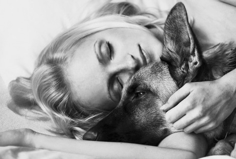 Žena polonahá so psíkom,pes, kalendár